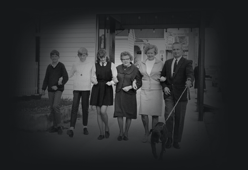 6 members of the Hoogenhout family walking down a footpath with their arms linked. 