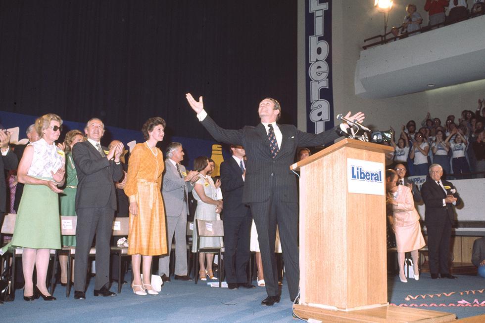 Malcolm Fraser speaking behind a lectern at a campaign in Melbourne.