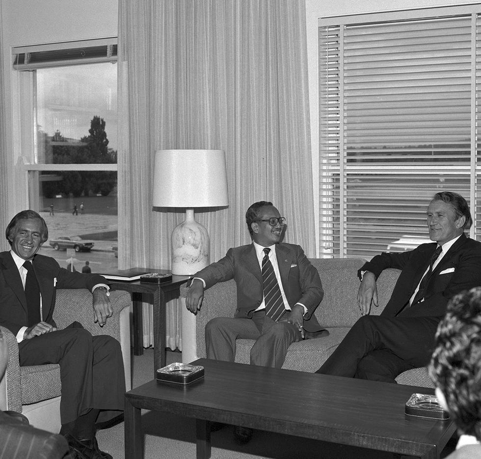 Andrew Peacock, Professor Mochtar and Malcolm Fraser seated around a coffee table inside Provisional Parliament House. 