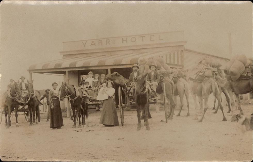 People and horses with carts assembled in front of the Yarri Hotel for a photograph