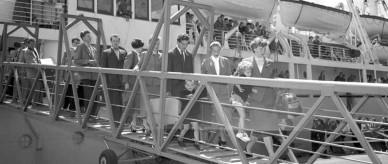 European migrants disembarking in Sydney.