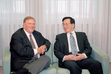 Kim Beazley sitting with Chinese politician Zeng Qinghong