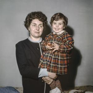 Antonia holding her daughter Claudia on her hip.