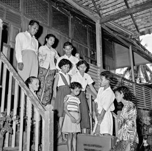 Ummi's family of 8 standing on stairs.