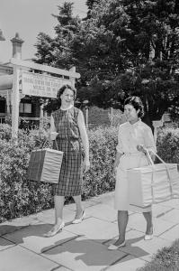 2 women carrying bags delivering meals.