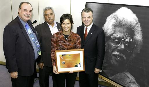 Nicole Foreshaw holding her scholarship certificate. Warren Entsch MP, Ken Bonner and Dr Brendan Nelson stand around her. 