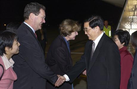 Alexander Downer and Hu Jintao shaking hands. 