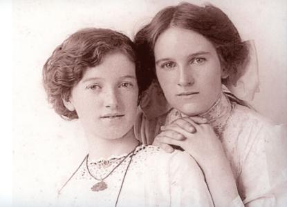 Doris McRae with sister Nellie- WW1