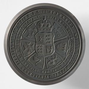 Crown and shield surrounded by the shields of 6 states with the words: Regins Elizabeth II D.G. Britt: Terr: Australis Regnorum Sourum Ceter. Commonwealth of Australia, Consortionis Populorum Princeps Fid: Def.